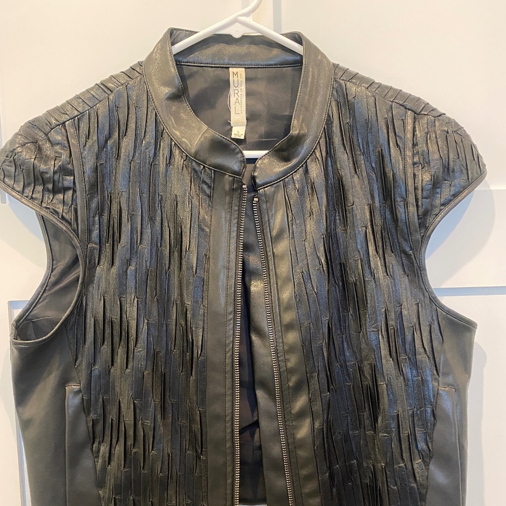 Mural Cropped Faux Leather Black Vest - L